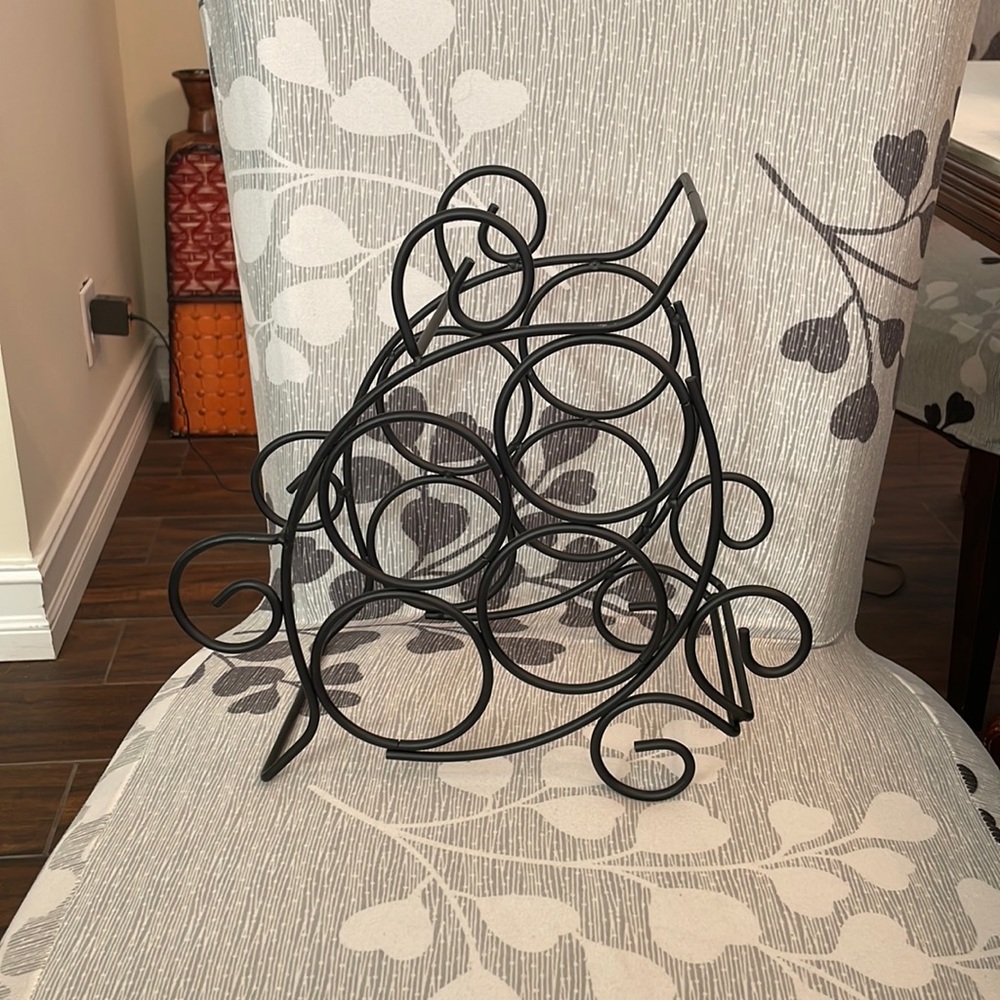 Black metal wine rack holds 4 bottles great on kitchen counter